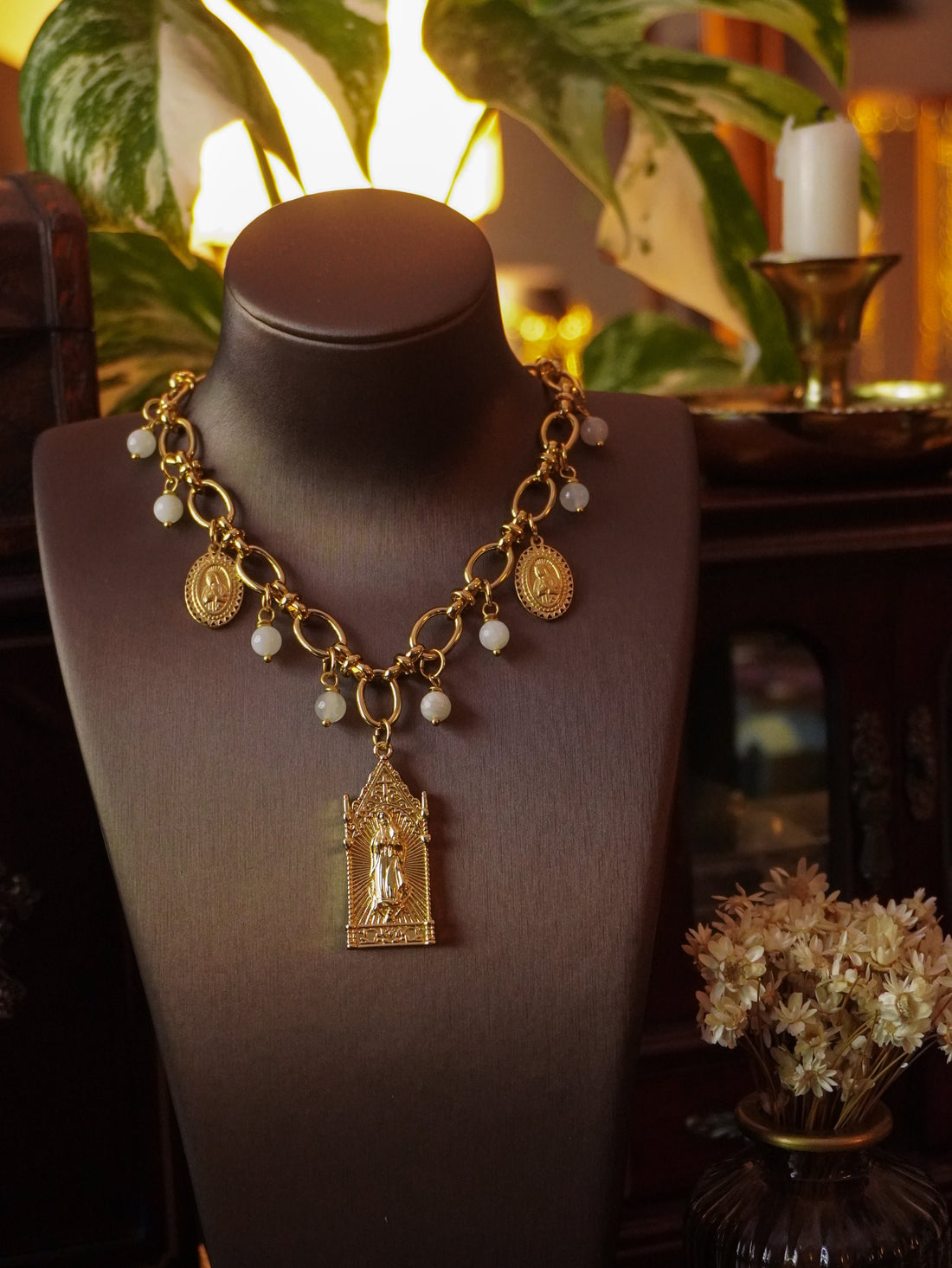 Collier « Holy Mary » 🙏🏽 • Doré • Pierre de lune beige