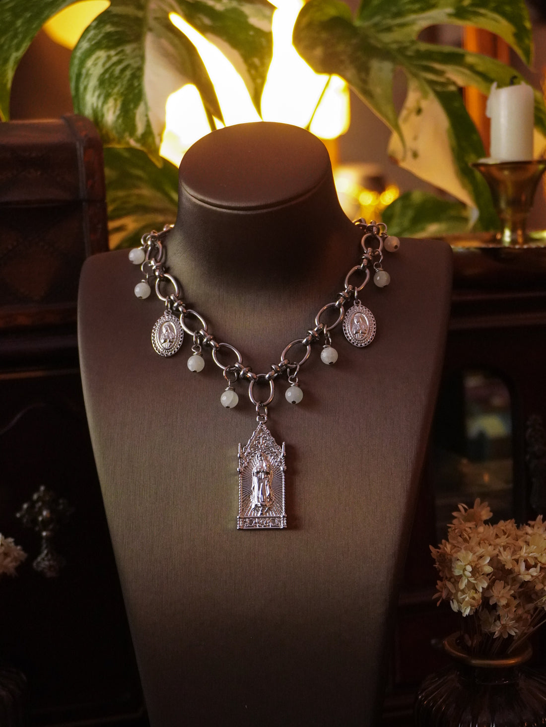 Collier « Holy Mary » 🙏🏽 • Argenté • Pierre de lune beige