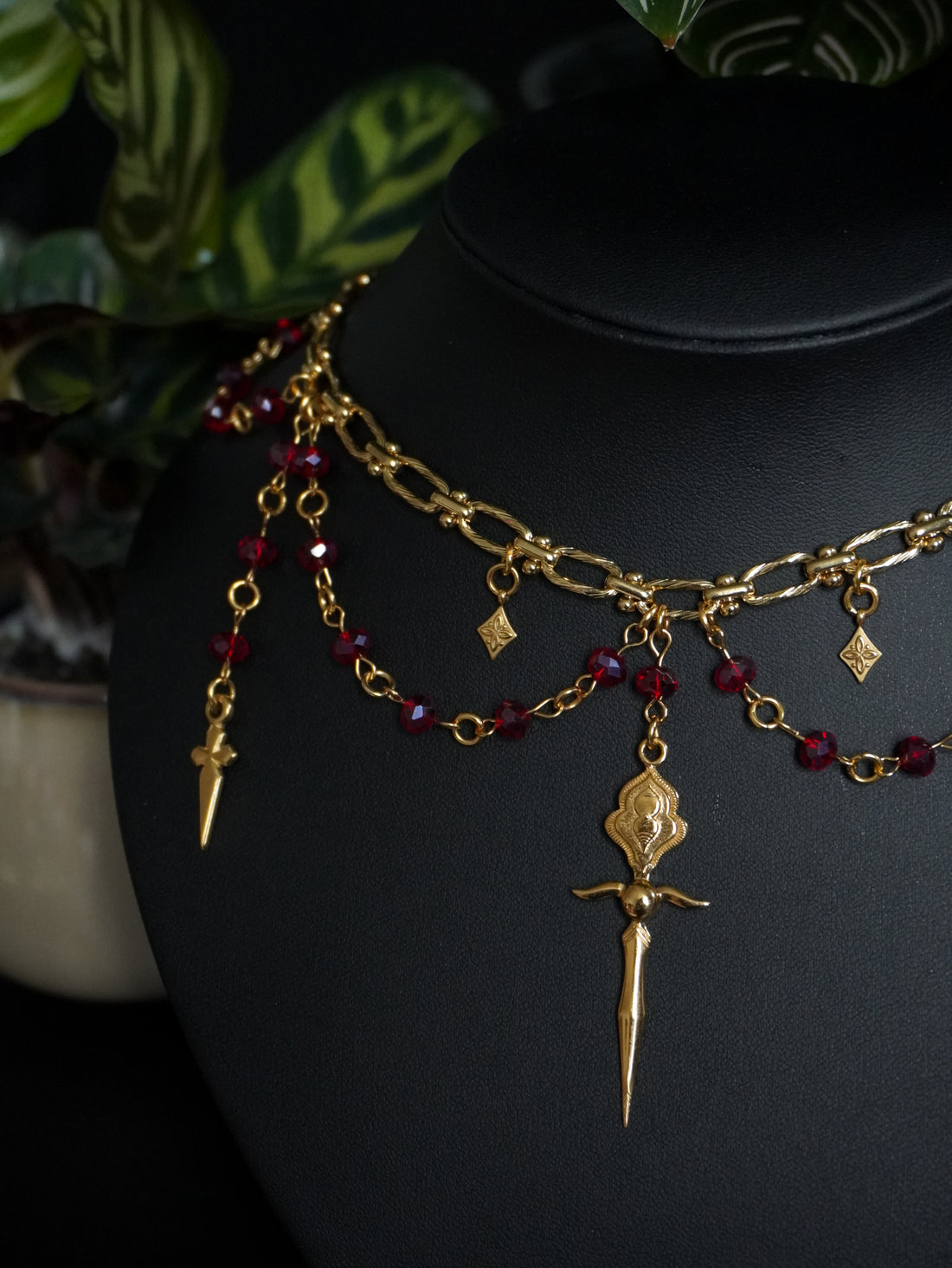 Bloody Reign 🩸 • Collier « Nynaeve » • Perles de verres rouges • Doré