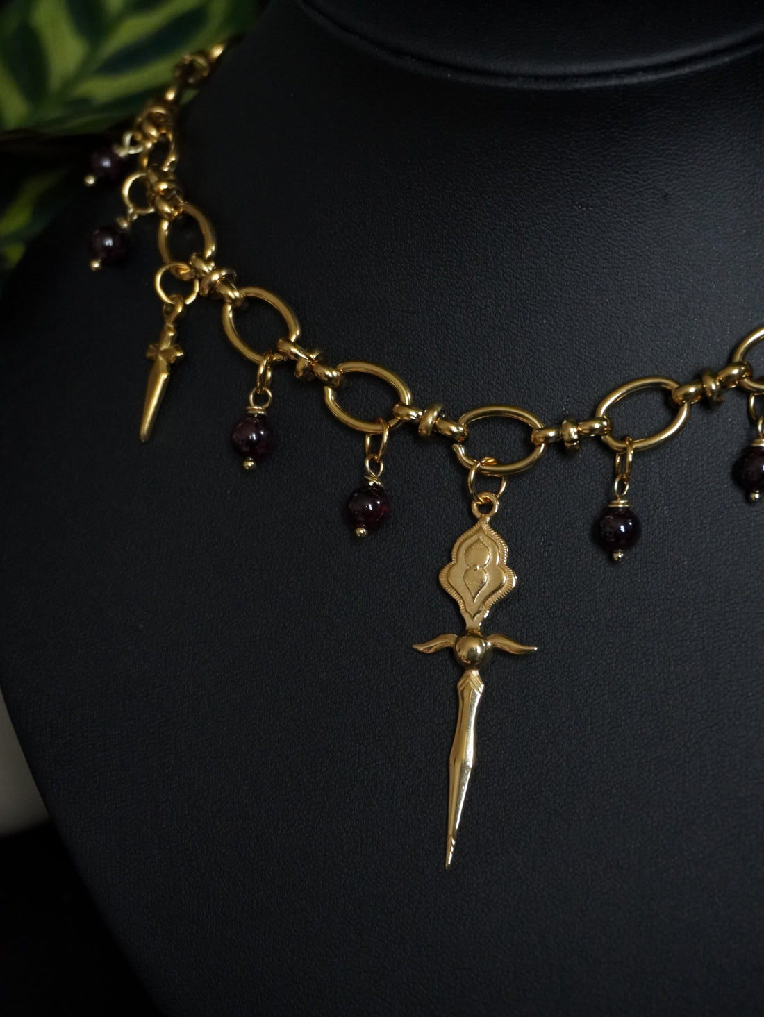 Bloody Reign 🩸• Collier « Sylvanas » • Grenat rouge • Doré